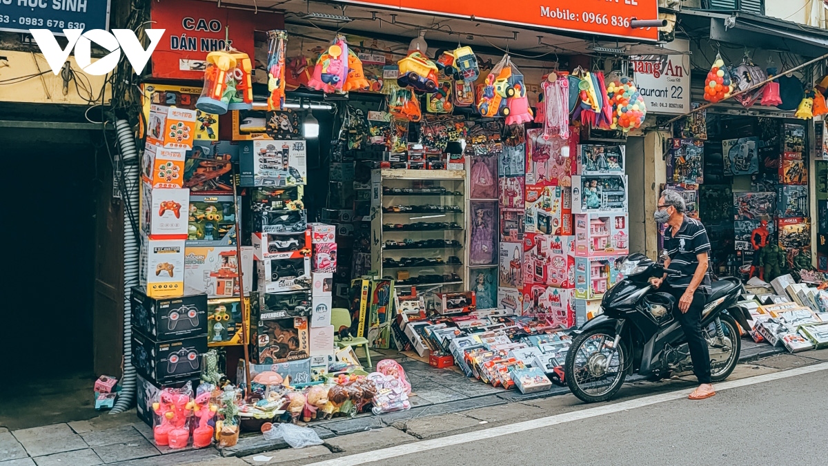 Toy street in Hanoi falls quiet on International Children’s Day